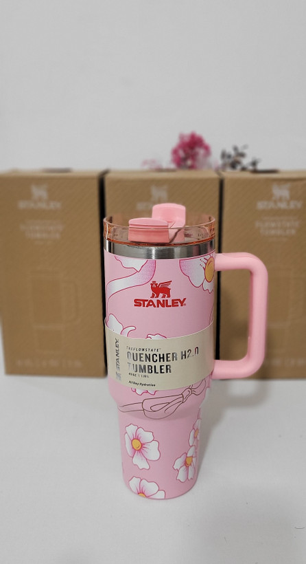 ماگ اورجینال استنلی باربی Quencher 40oz — تامبلر FlowState صورتی طرح گلدار 1.18 لیتر با درب 3 حالته