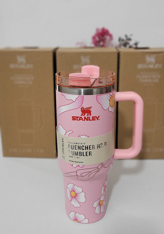 ماگ اورجینال استنلی باربی Quencher 40oz — تامبلر FlowState صورتی طرح گلدار 1.18 لیتر با درب 3 حالته